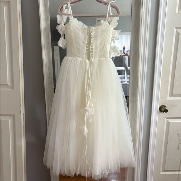 Elegant White Tulle Dress - Picture 5 of 7